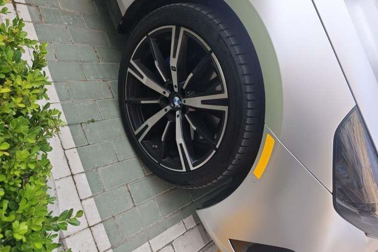 Used BMW 5 Series 2024 530i Luxury Edition M Sport Package Right Front Wheel Hub