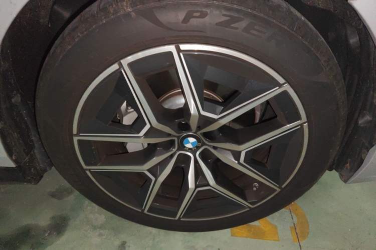 Used BMW 5 Series 2024 530i Leading Model M Sport Package Right Front Wheel Hub