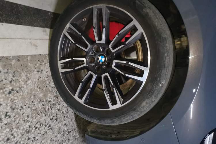 Used BMW 5 Series 2024 525Li M Sport Package Right Front Wheel Hub