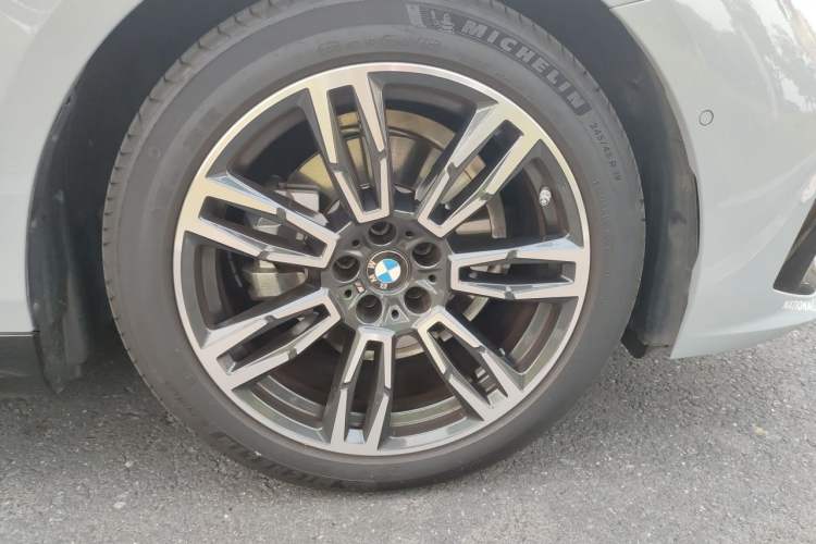 Used BMW 5 Series 2024 525i M Sport Package Right Front Wheel Hub