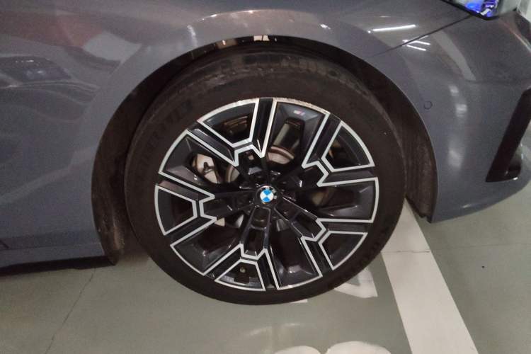 Used BMW 5 Series 2024 530Li Luxury Edition M Sport Package Right Front Wheel Hub