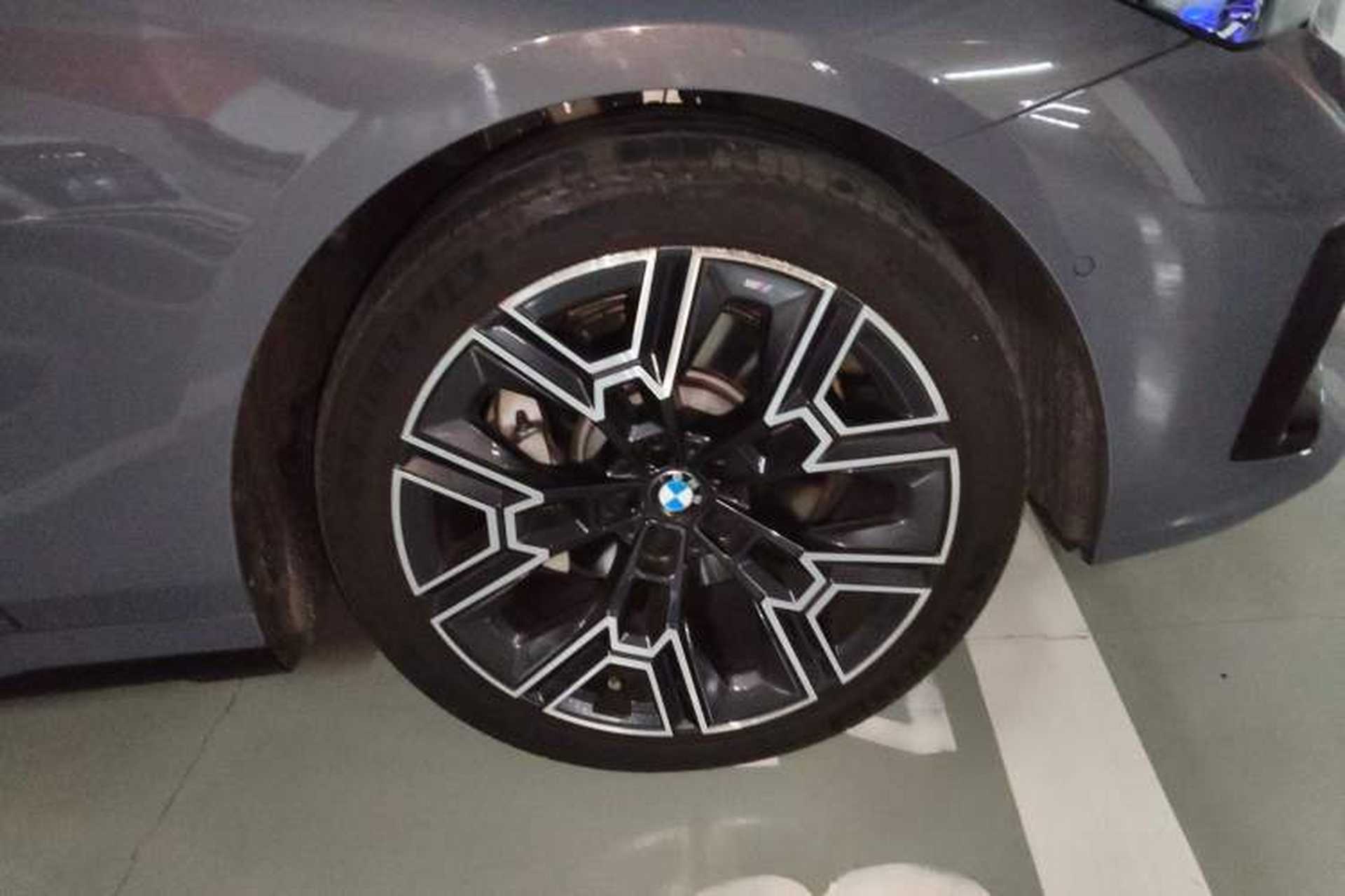 Used BMW 5 Series 2024 530Li Luxury Edition M Sport Package Right Front Wheel Hub