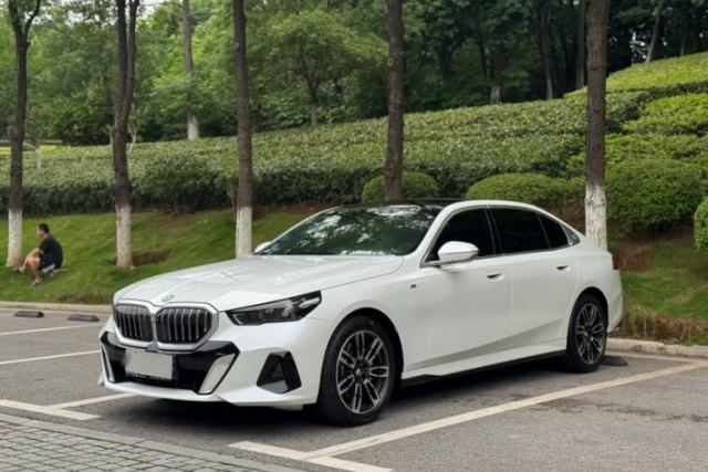 Ojetý BMW 5 Series 2024 530Li Leading Model M Sport Package