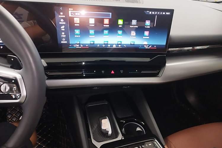 Used BMW 5 Series 2024 525Li M Sport Package Audio And AC Panel