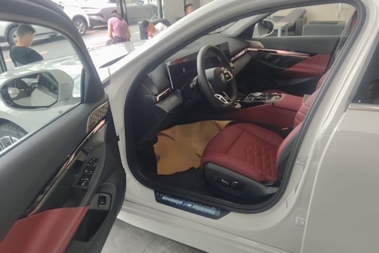 Used BMW 5 Series 2024 530Li Luxury Edition M Sport Package Driver Seat