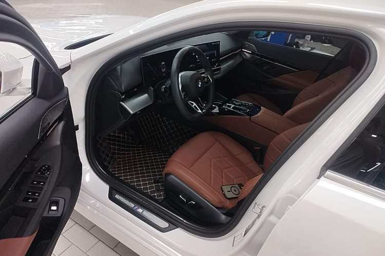 Used BMW 5 Series 2024 525Li M Sport Package Driver Seat