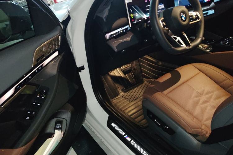 Used BMW 5 Series 2024 530Li Luxury Edition M Sport Package Driver Seat