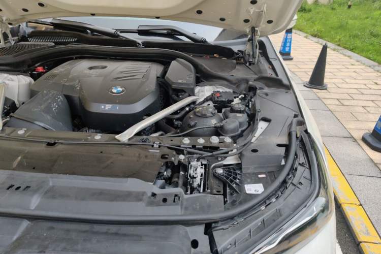 Used BMW 5 Series 2024 525Li M Sport Package Engine Bay Left