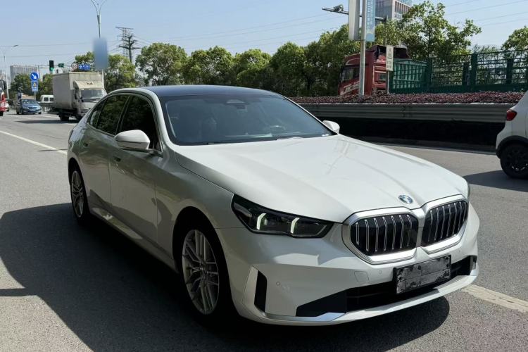 Used BMW 5 Series 2024 525Li Luxury Package Exterior 2