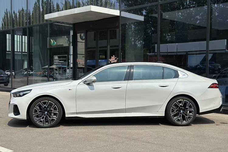 Used BMW 5 Series 2024 530Li Luxury Edition M Sport Package Exterior 2