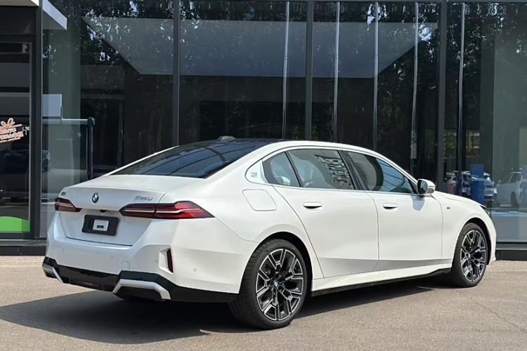 Used BMW 5 Series 2024 530Li Luxury Edition M Sport Package Exterior 3
