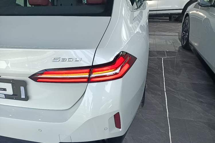 Used BMW 5 Series 2024 530Li xDrive M Sport Package Exterior 3