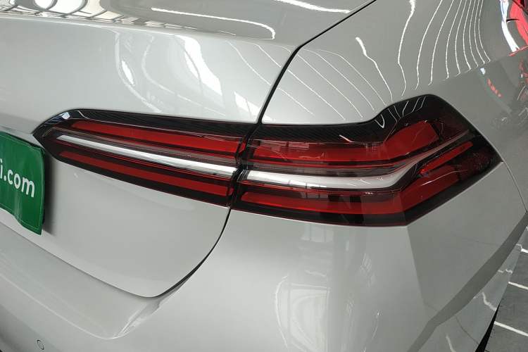 Used BMW 5 Series 2024 525Li Luxury Package Exterior 3