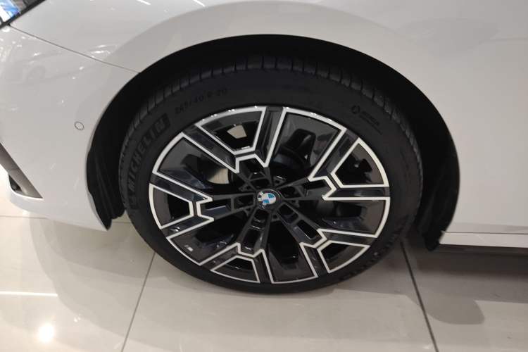 Used BMW 5 Series 2024 530Li Luxury Edition M Sport Package Exterior 4