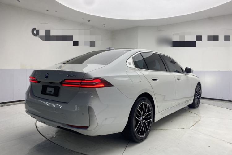 Used BMW 5 Series 2024 525Li Luxury Package Exterior 4