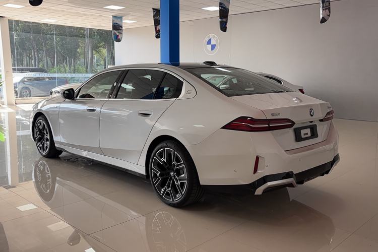 Used BMW 5 Series 2024 530Li Luxury Edition M Sport Package Exterior 6