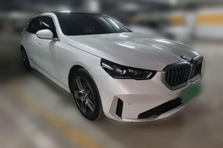Used BMW 5 Series 2024 530Li Leading Luxury Package Front Right 45 Deg