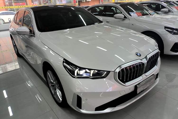Used BMW 5 Series 2024 525Li Luxury Package Front Right 45 Deg