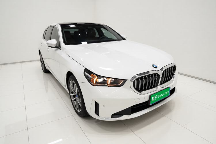 Used BMW 5 Series 2024 530Li Leading Luxury Package Front Right 45 Deg