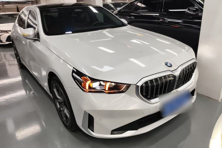 Used BMW 5 Series 2024 530Li Leading Luxury Package Front Right 45 Deg