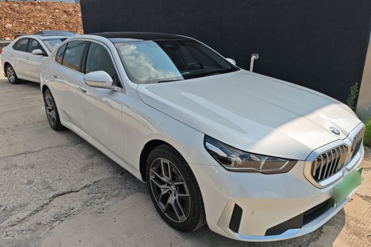 Used BMW 5 Series 2024 530Li Leading Luxury Package Front Right 45 Deg