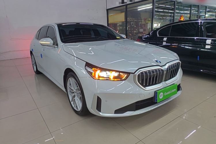 Used BMW 5 Series 2024 525Li Luxury Package Front Right 45 Deg