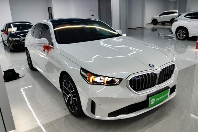 Used BMW 5 Series 2024 525Li Luxury Package Front Right 45 Deg