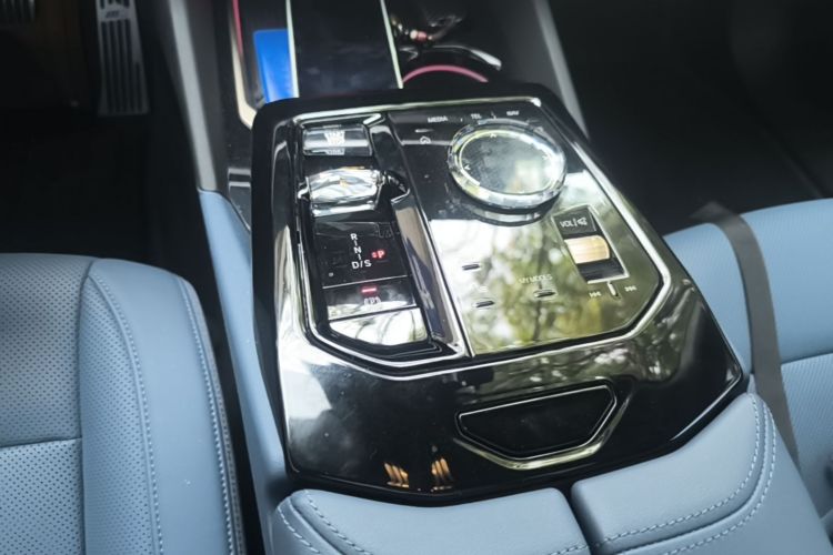 Used BMW 5 Series 2024 530Li Luxury Edition M Sport Package Gear Lever