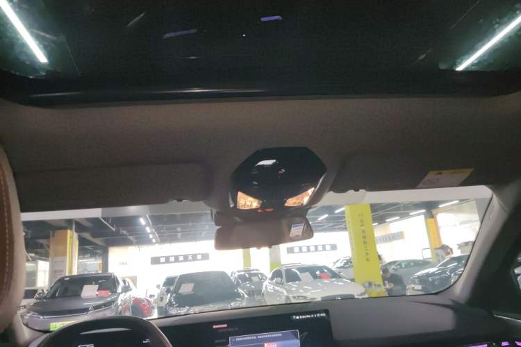 Used BMW 5 Series 2024 525Li Luxury Package Headliner
