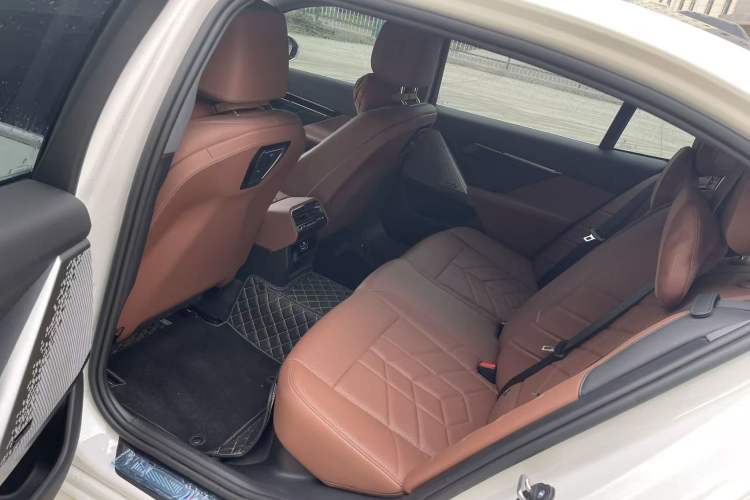 Used BMW 5 Series 2024 525Li M Sport Package Interior 4
