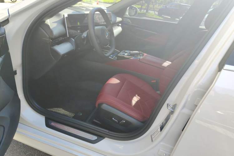 Used BMW 5 Series 2024 525Li Luxury Package Left Front Seat