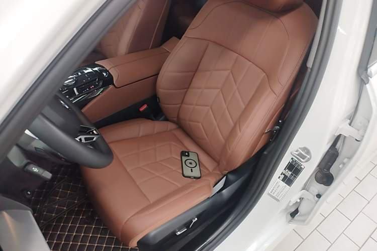 Used BMW 5 Series 2024 525Li M Sport Package Left Front Seat