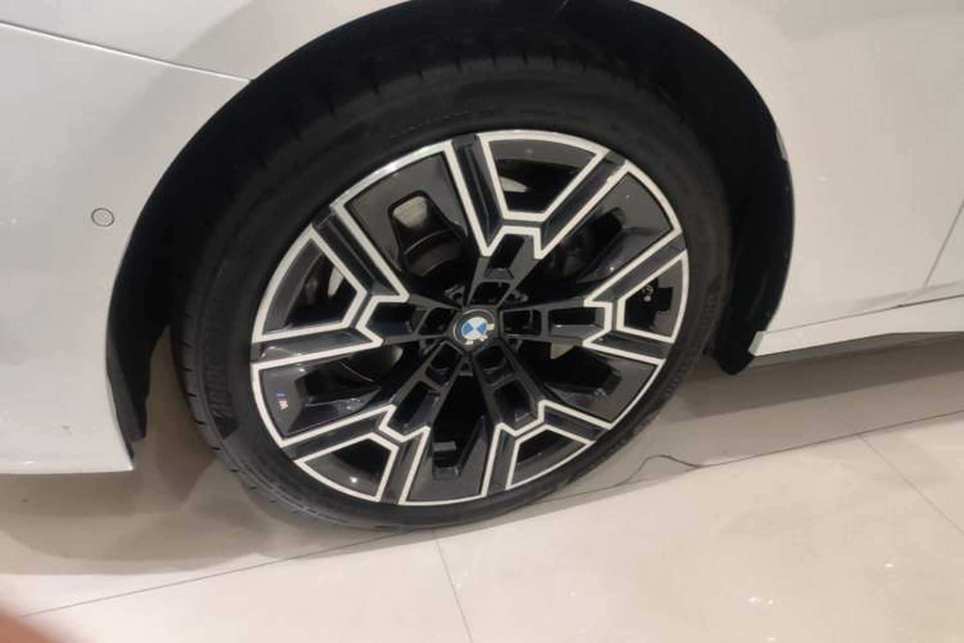 Used BMW 5 Series 2024 530Li Luxury Edition M Sport Package Left Front Wheel Hub