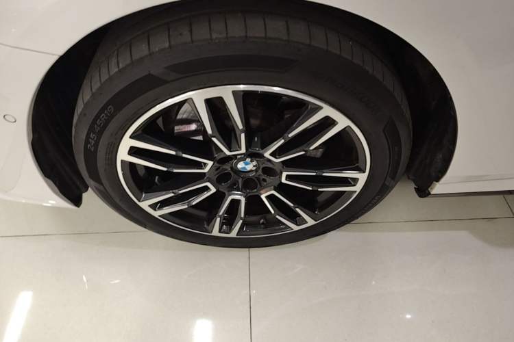 Used BMW 5 Series 2024 525Li M Sport Package Left Front Wheel Hub