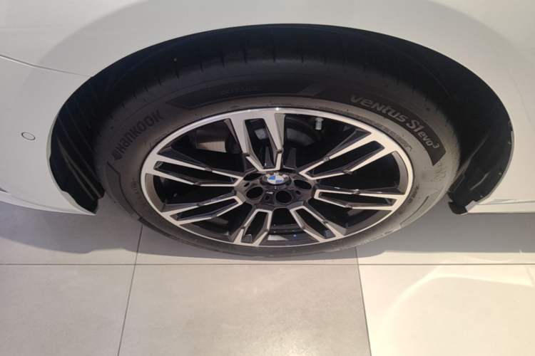 Used BMW 5 Series 2024 530Li Leading Model M Sport Package Left Front Wheel Hub