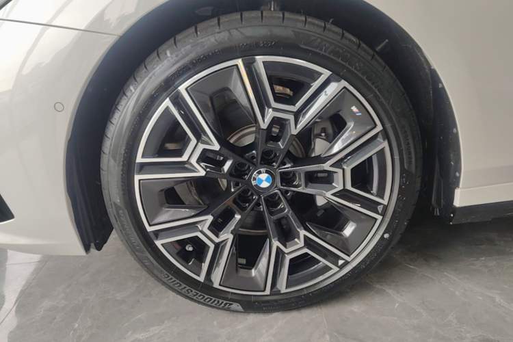 Used BMW 5 Series 2024 530Li Luxury Edition M Sport Package Left Front Wheel Hub