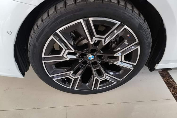 Used BMW 5 Series 2024 530Li Luxury Edition M Sport Package Left Front Wheel Hub
