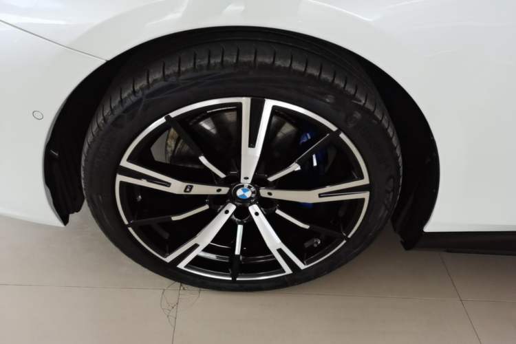 Used BMW 5 Series 2024 530i Luxury Edition M Sport Package Left Front Wheel Hub