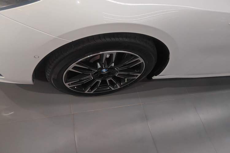 Used BMW 5 Series 2024 530Li Leading Model M Sport Package Left Front Wheel Hub
