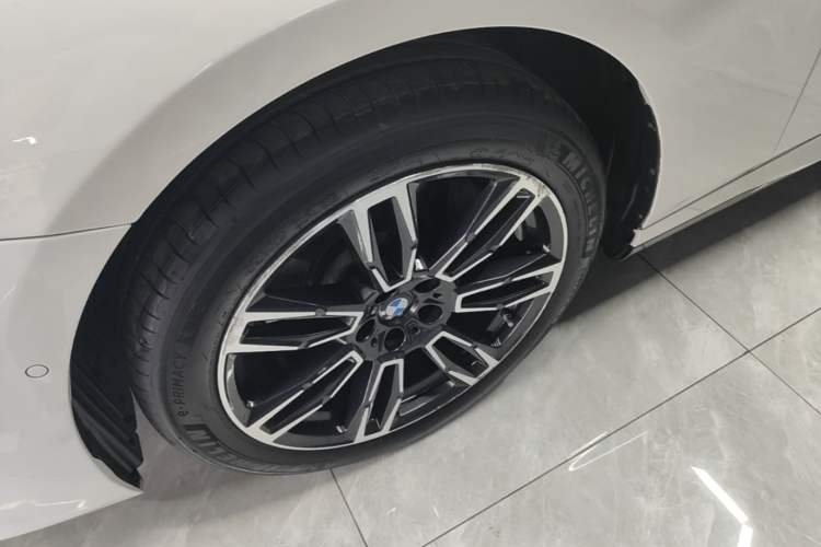 Used BMW 5 Series 2024 530Li Leading Model M Sport Package Left Front Wheel Hub
