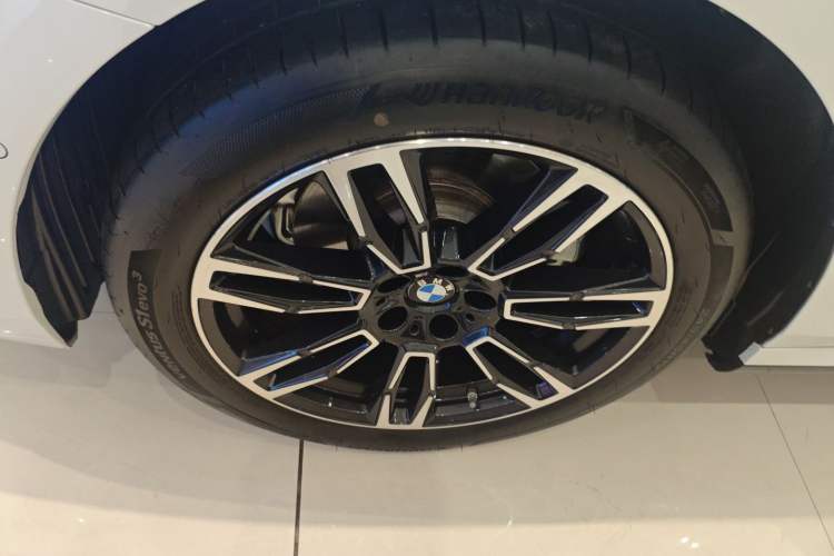 Used BMW 5 Series 2024 525Li M Sport Package Left Front Wheel Hub