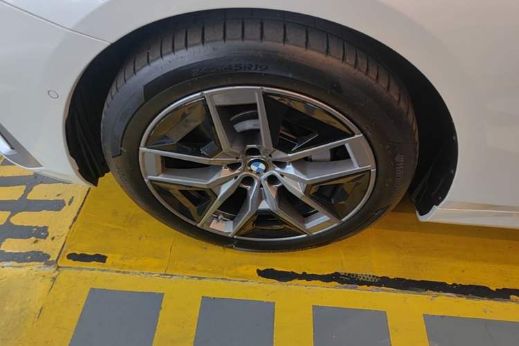 Used BMW 5 Series 2024 530Li Leading Luxury Package Left Front Wheel Hub