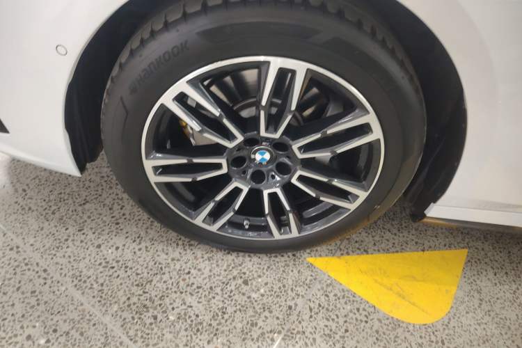 Used BMW 5 Series 2024 530Li Leading Model M Sport Package Left Front Wheel Hub