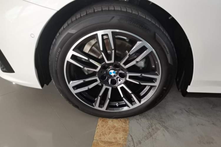Used BMW 5 Series 2024 525Li M Sport Package Left Front Wheel Hub