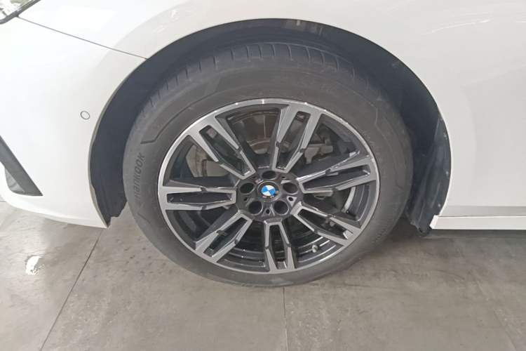 Used BMW 5 Series 2024 525Li M Sport Package Left Front Wheel Hub
