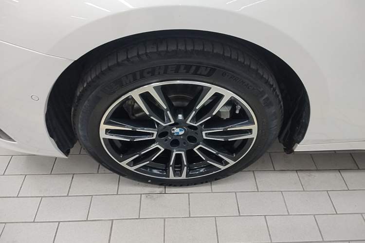 Used BMW 5 Series 2024 525Li M Sport Package Left Front Wheel Hub