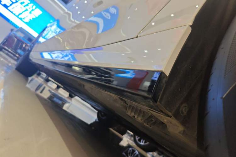 Used BMW 5 Series 2024 525Li M Sport Package Left Side Sill