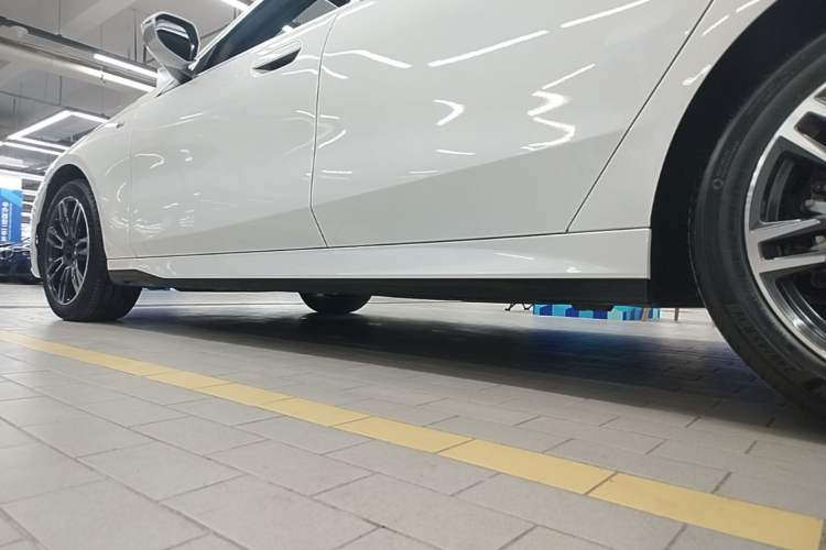 Used BMW 5 Series 2024 525Li M Sport Package Left Side Sill