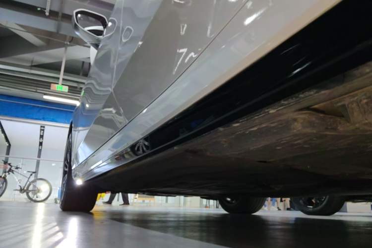 Used BMW 5 Series 2024 525Li M Sport Package Left Side Sill