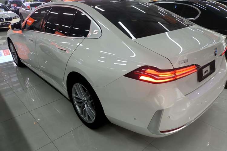Used BMW 5 Series 2024 525Li Luxury Package Rear Left 45 Deg